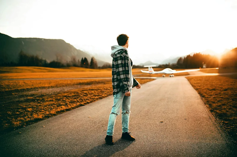 personne au départ d'une piste d'un aéroport